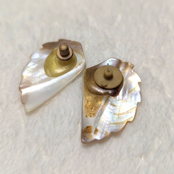 Vintage Mother Of Pearl Scalloped Edged Shell Pierced Earrings - Picture 4 of 8